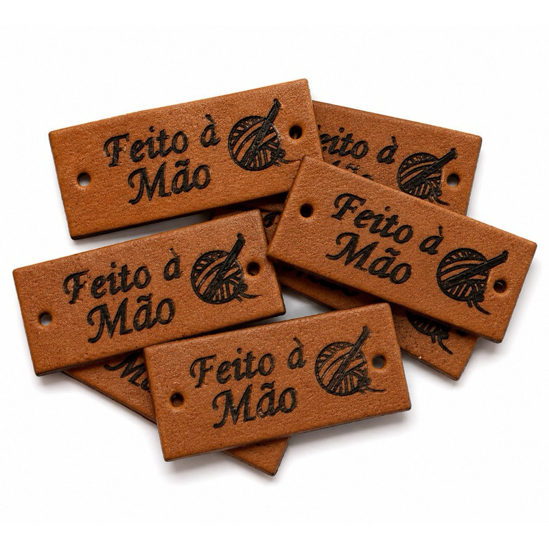 100 Etiquetas Sintética “Feito a Mão “ Ideal Para Crochê Artesanato Produto Artesanal Amigurumi Tag