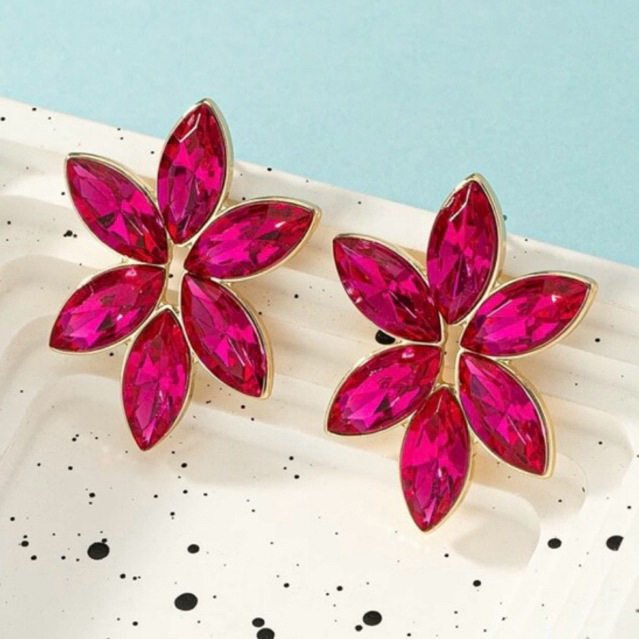 Brinco rosa pink e dourado pedraria flor