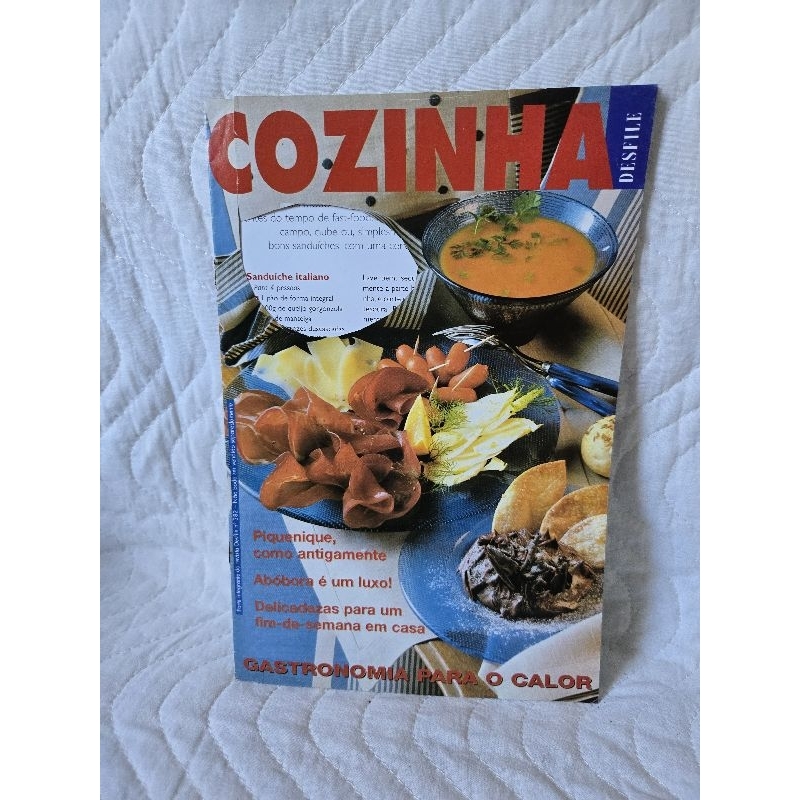 Revista antiga chamada Cozinha Desfile, com o tema principal focado em "Gastronomia para o Calor"