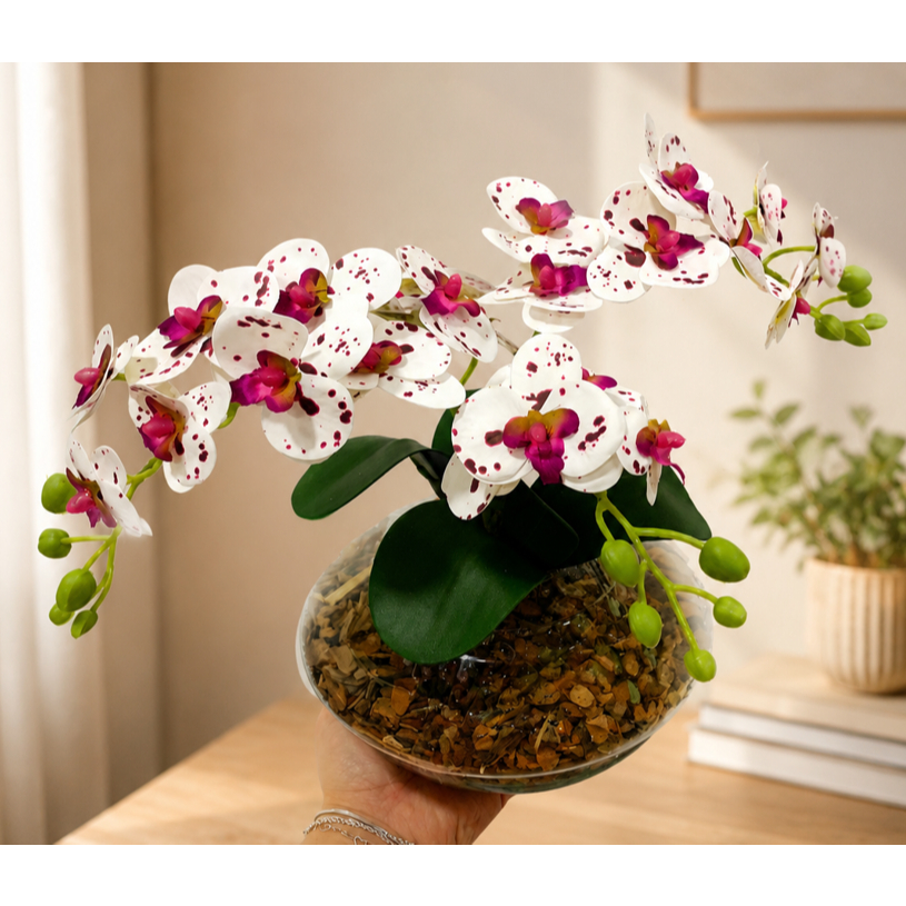ARRANJO DE MESA DE ORQUÍDEA LARANJA 4 GALHOS - VASO DE VIDRO COM ACABAMENTO DE CASCAS - 35 CM