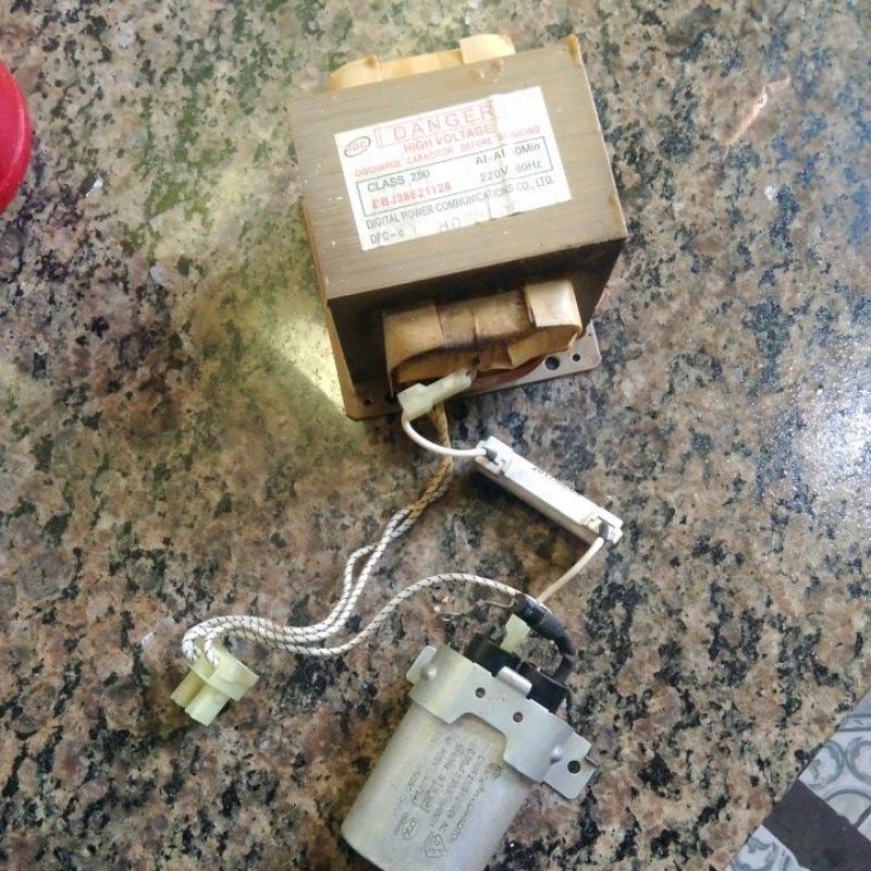 transformador + capacitor e fusível de alta tensão  microondas LG(EBJ38621128)220v/Usado
