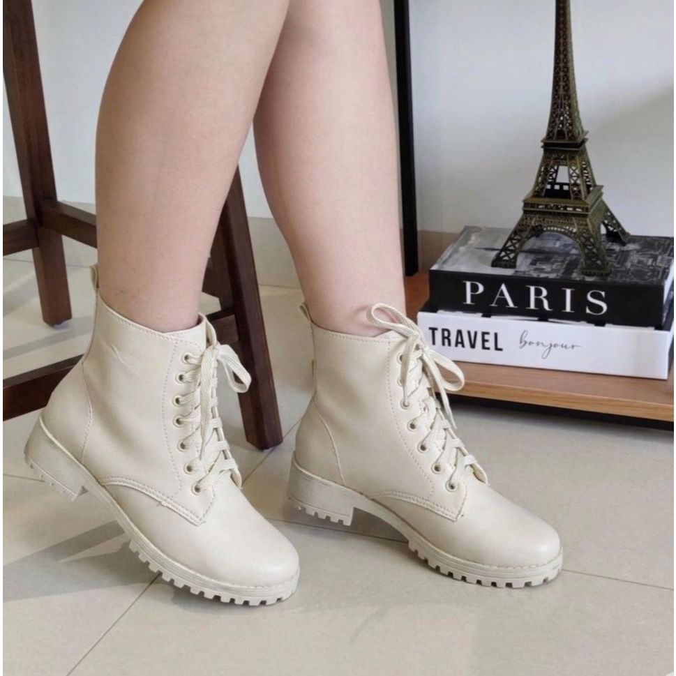 Bota Feminina Coturno Leve Confortável Leve Cor Off-White Tratorada Blogueira Estilosa