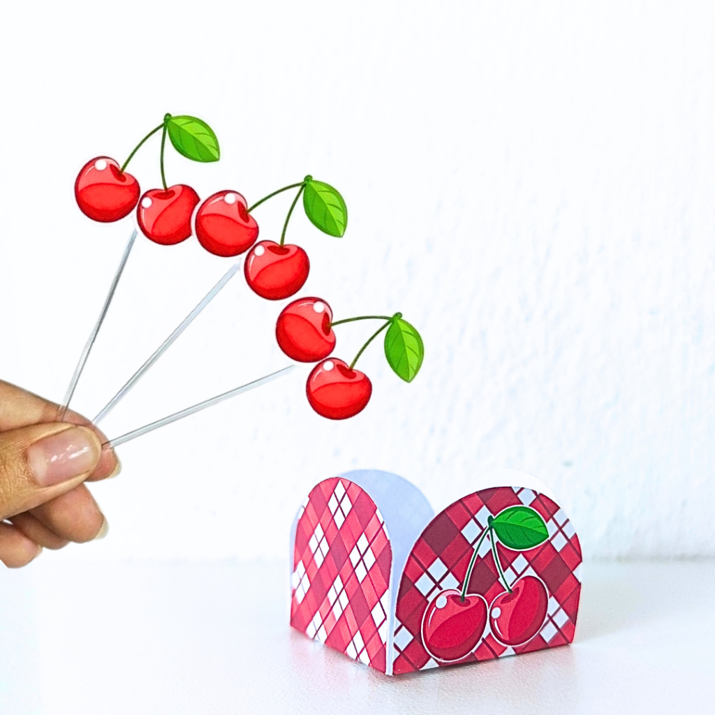 Forminhas personalizadas de doce e tags de docinhos tema Cerejinha  aniversário Lembrançinhas