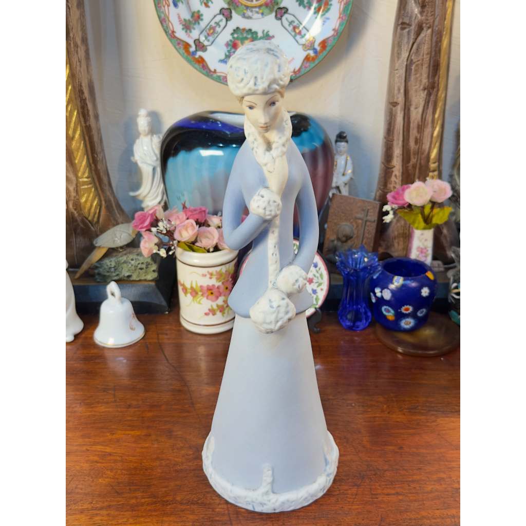 ESCULTURA ANTIGA DAMA DE INVERNO EM PORCELANA ROYAL DUX