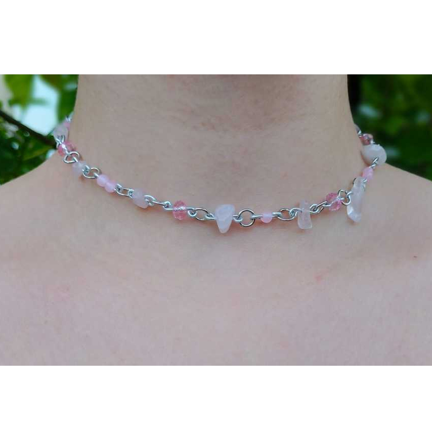 Colar artesanal prateado de quartzo rosa natural com contas de vidro cor de rosa.Choker Quartzo Rosa Pedras Naturais