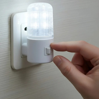Luminária LED de Luz Suave de Tomada Leitura Noite Criança Mini Abajur Bivolt Quarto Escritório Sala
