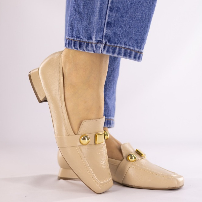 Mocassim Feminino em Couro Legítimo Bico Quadrado Salto Baixo Confortável Elegante Social Detalhe Dourado Premium