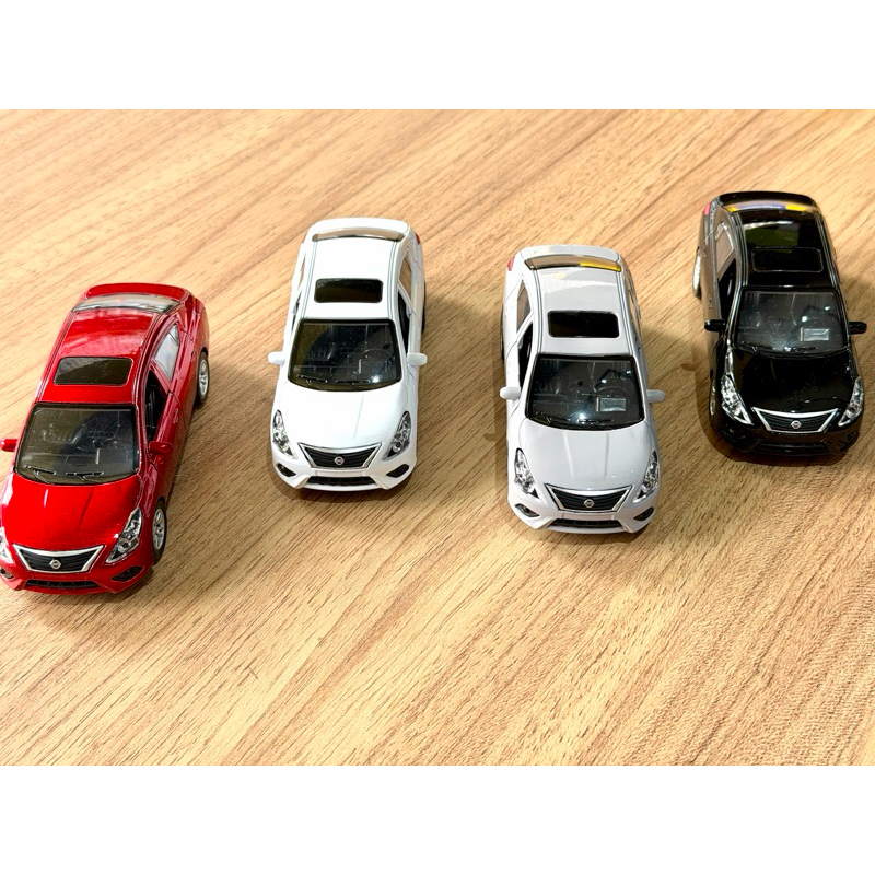 Miniatura Nissan Versa escala 1/36 metal luz e som