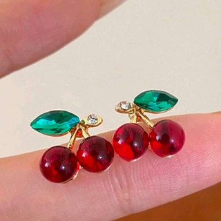 Brinco de Cereja Cherry Pequeno 1cm Delicado Strass Moda Blogueira Tendência