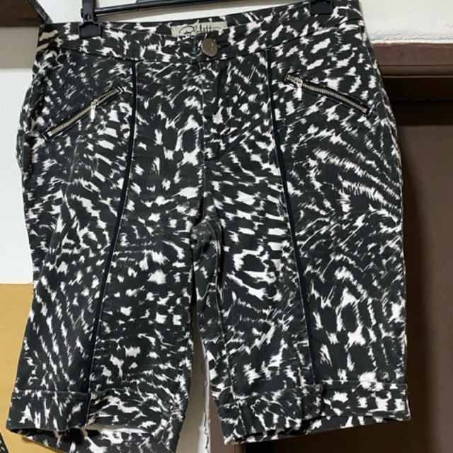 Bermuda Estampada Preto e Branco Tam 40 | Casual Elegante