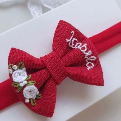 Faixinha Bebê com Laço Bordado à Mão Delicado – Personalizado