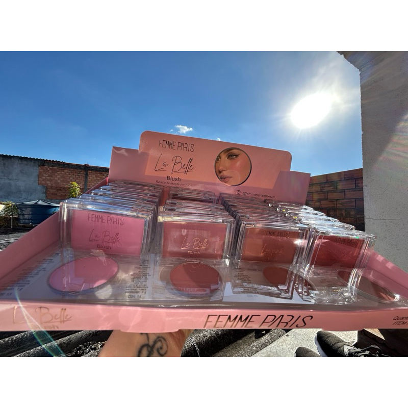 Blush Compacto Femme Paris Textura Macia Acabamento Natural Fácil de Esfumar Longa Duração 4 Cores