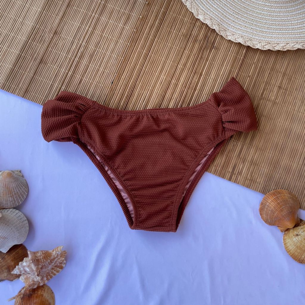 Calcinha com lateral dupla com drapeado, modelagem moderna que tapa bem o bumbum, tecido com proteção solar, Plus Size