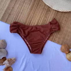 Calcinha com lateral dupla com drapeado, modelagem moderna que tapa bem o bumbum, tecido com proteção solar, Plus Size