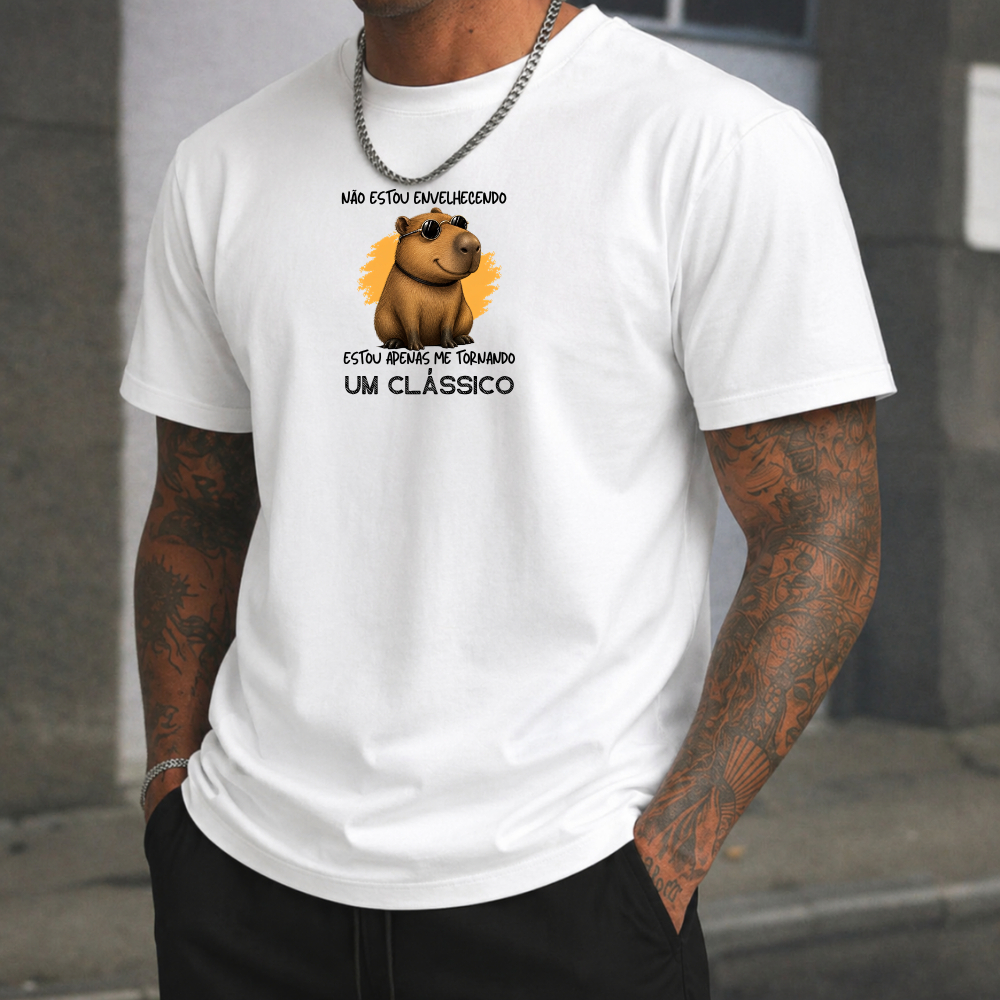 Camiseta Masculina Casual com Estampa de Capivara e Frase Divertida "Não Estou Envelhecendo, Estou Apenas Me Tornando Um