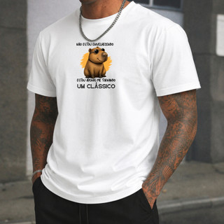 Camiseta Masculina Casual com Estampa de Capivara e Frase Divertida "Não Estou Envelhecendo, Estou Apenas Me Tornando Um