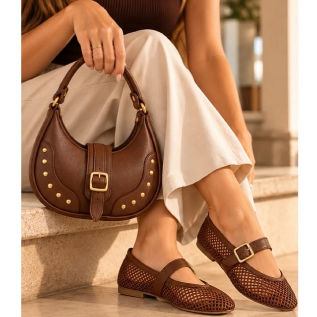 KIT FEMININO BOLSA DE OMBRO COM TAXINHAS + SAPATILHA MARY DE TELA MARROM
