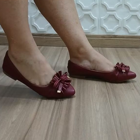 Sapatilhas femininas com forracao interna palmilha conforto sola com bico fino no material napa.
