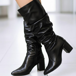 Bota Feminina Slouch Cano Alto Longo Enrugado Bico Fino Salto Bloco Confortável Elegante Tendência Inverno Ref. 20/146