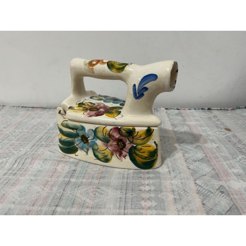 Porta-Objetos em Porcelana – Formato Ferro de Passar Antigo