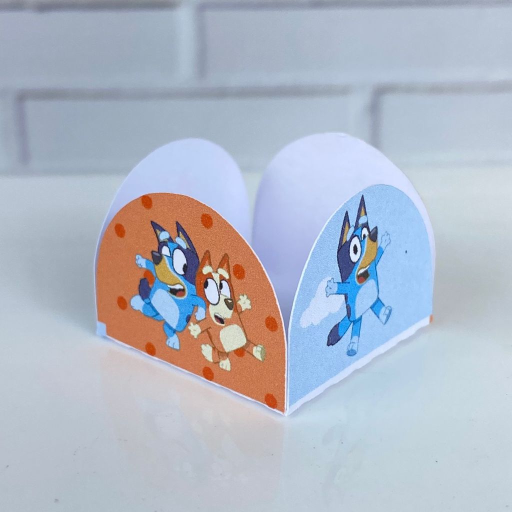 Forminha de docinhos personalizada Bluey e Bingo, menino e menina Forminha 4 pétalas para brigadeiro