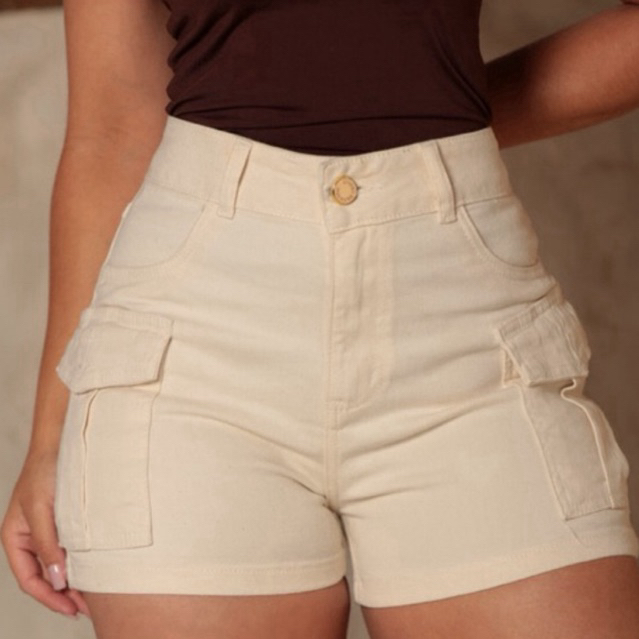 Short Jeans Feminina Cargo Bege Cintura Alta Bolso Lateral Tecido Grosso Confortável Levanta Bumbum Cargo