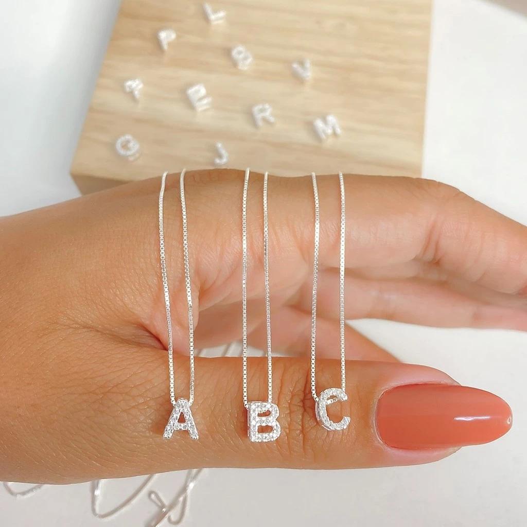 Colar Inicial Letras Cravejadas Luxo Feminino Corrente Delicada Personalizada com Pingente Brilhante e Design Elegante p