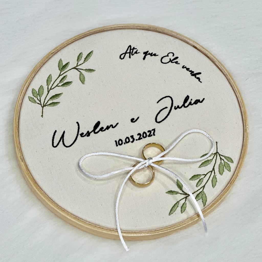 Bastidor Porta-Alianças Bordado com Nomes, Data, Frase e Flores Personalizado