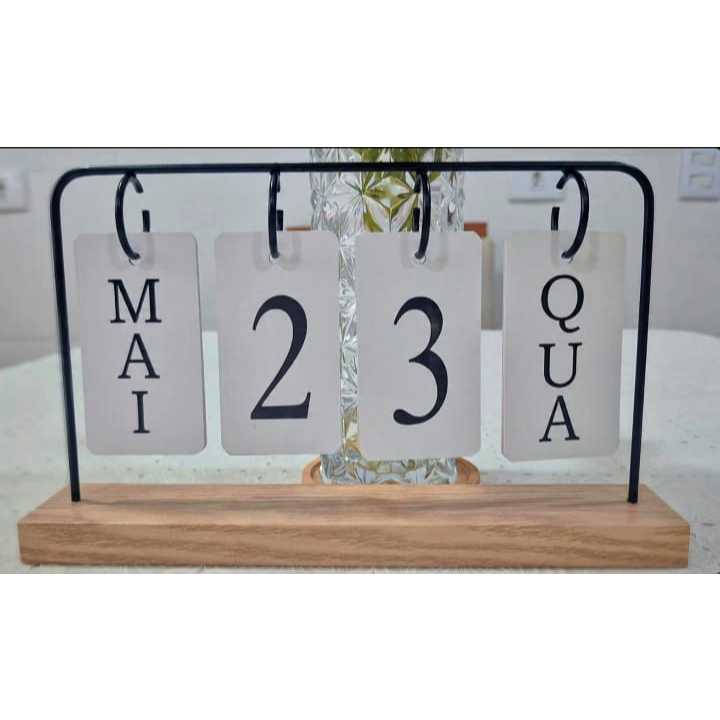 Calendário de Mesa em Madeira Estilo Moderno