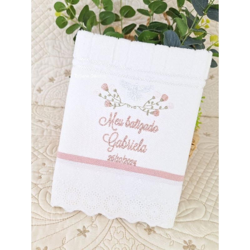 Toalha de batizado bordada Floral Espírito Santo - Toalha de batizado personalizada