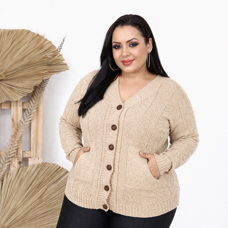 Casaco de Tricô Plus Size com Botões Grandes Trama Trançada e Bolsos Quentinho e Elegante Tricot