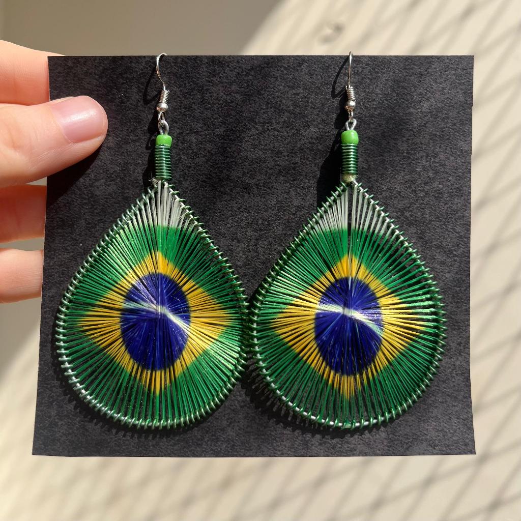 Brinco Bandeira do BRASIL em Linha Hippie Boho Artesanal Copa do Mundo 2026