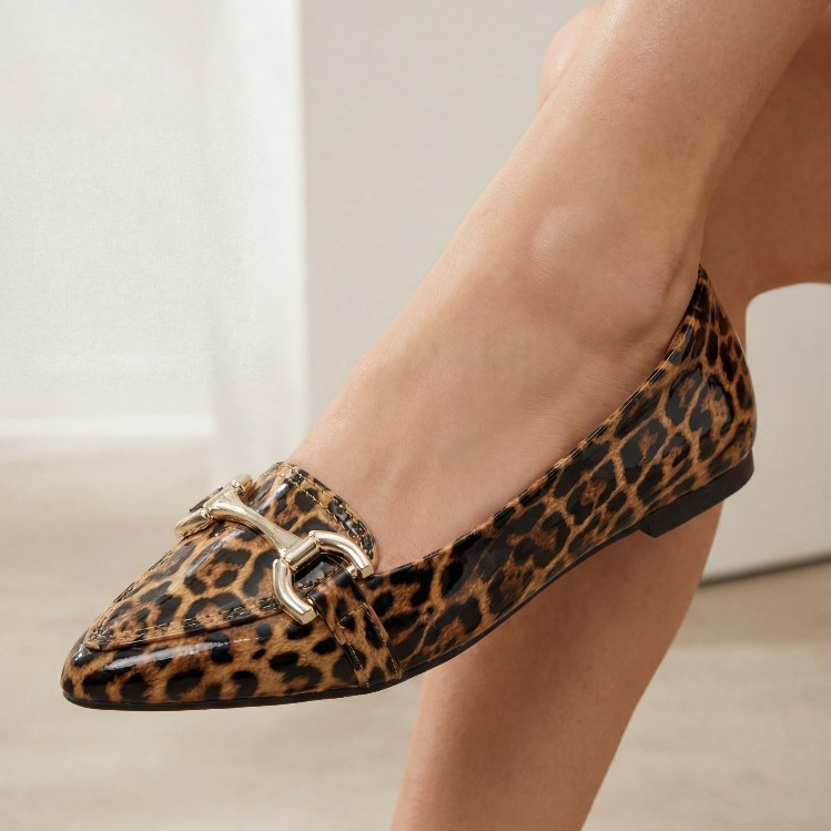 Sapatilha Feminina Bico Fino em Verniz Onça I Enfeite Reto Dourado - urbana, casual, tendência, leve