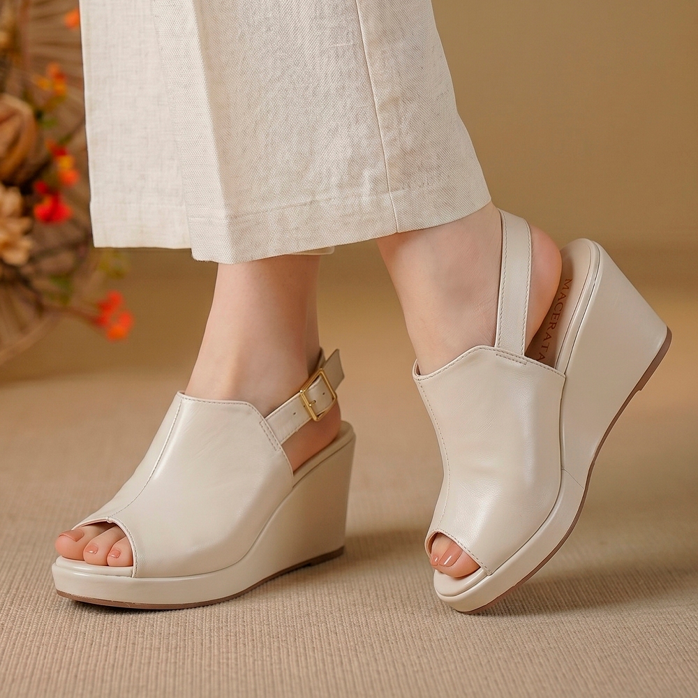 Sandália Feminina Siena Gold Macerata com Salto Anabela Elegante e Fivela Dourada Ref: 838