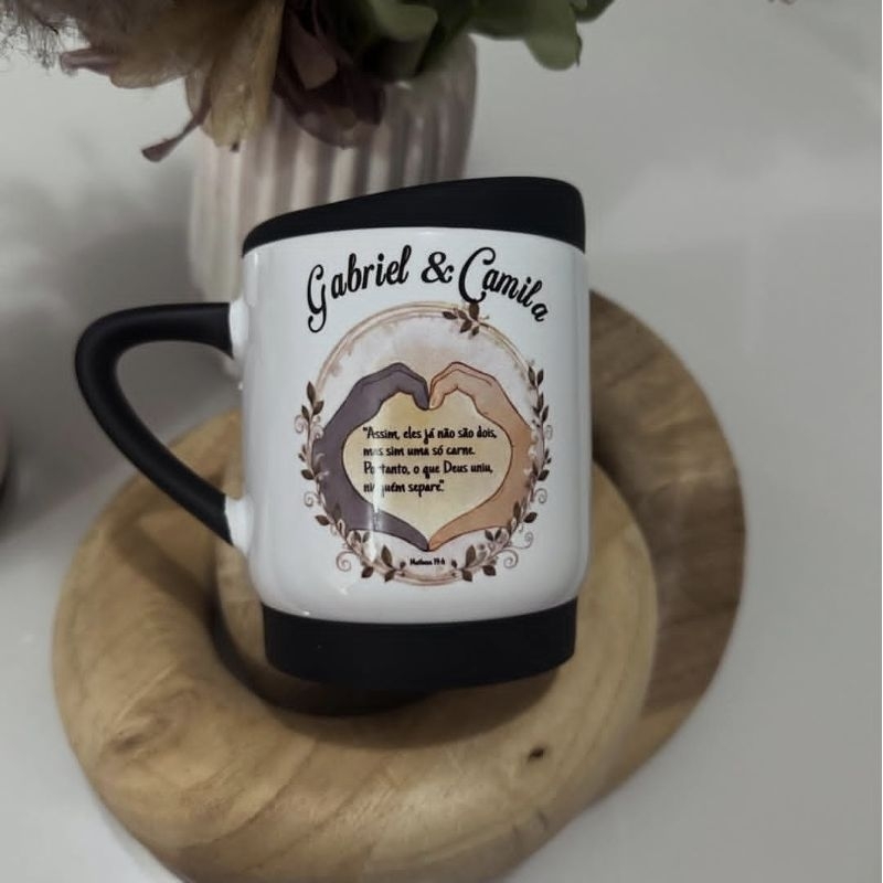 Caneca de porcelana com tampa e base de silicone personalizado com nome
