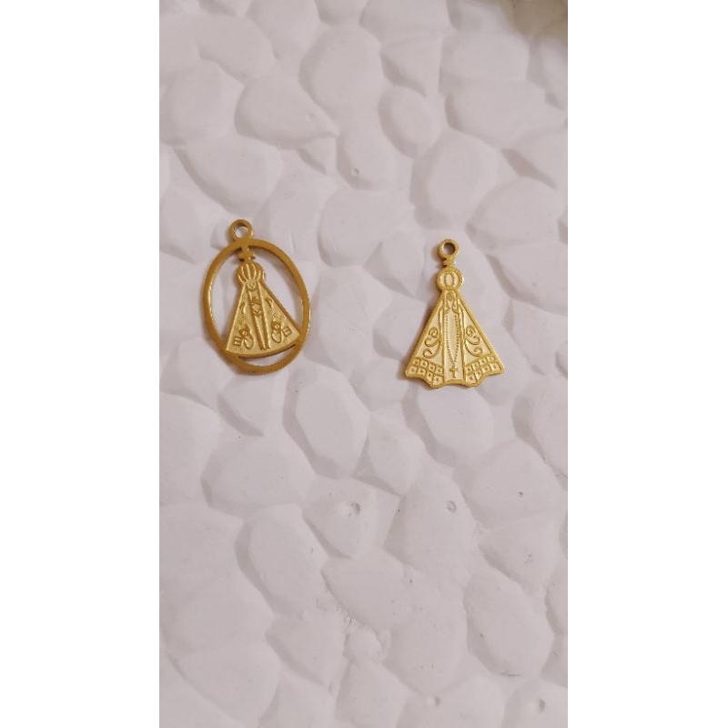Pingente Nossa Senhora Aparecida Aço Inox Dourado 2cm Medalha Religiosa Fé Colar Terço Artesanato