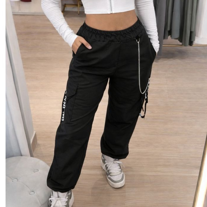 Calça Cargo Jogger Feminina Tactel com Corrente Metálica Leve 4 Bolsos.