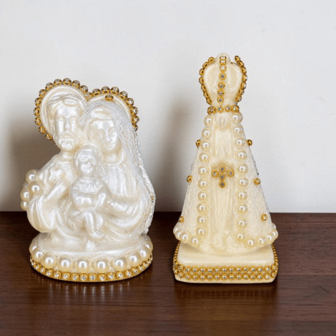 Kit Sagrada Família 7cm + Nossa Senhora Aparecida 10cm Pérolas Strass Imagens Católicas Religiosas