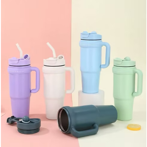 Copo Térmico Garrafa  Com Tampa Canudo 900ML de Grande Capacidade