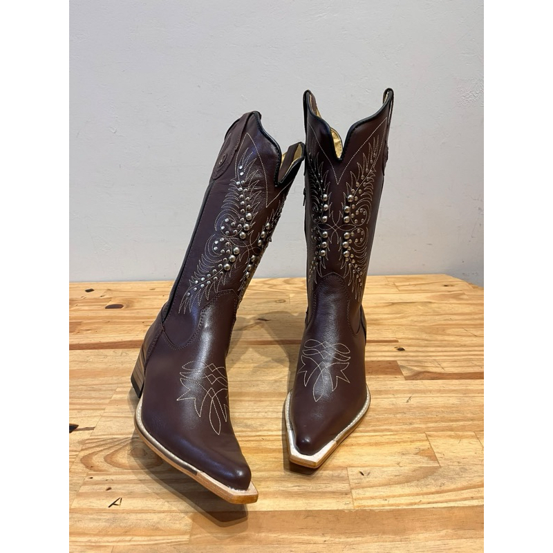 BOTA TEXANA COURO LEGÍTIMO CANO PERFILADO BORDADO SOLADO BICO FINO COM METAIS