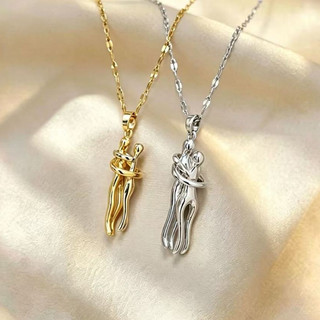 Colar Feminino Aço Inoxidável com Pingente Casal Abraçado Amor Namorados Dourado Prateado Presente