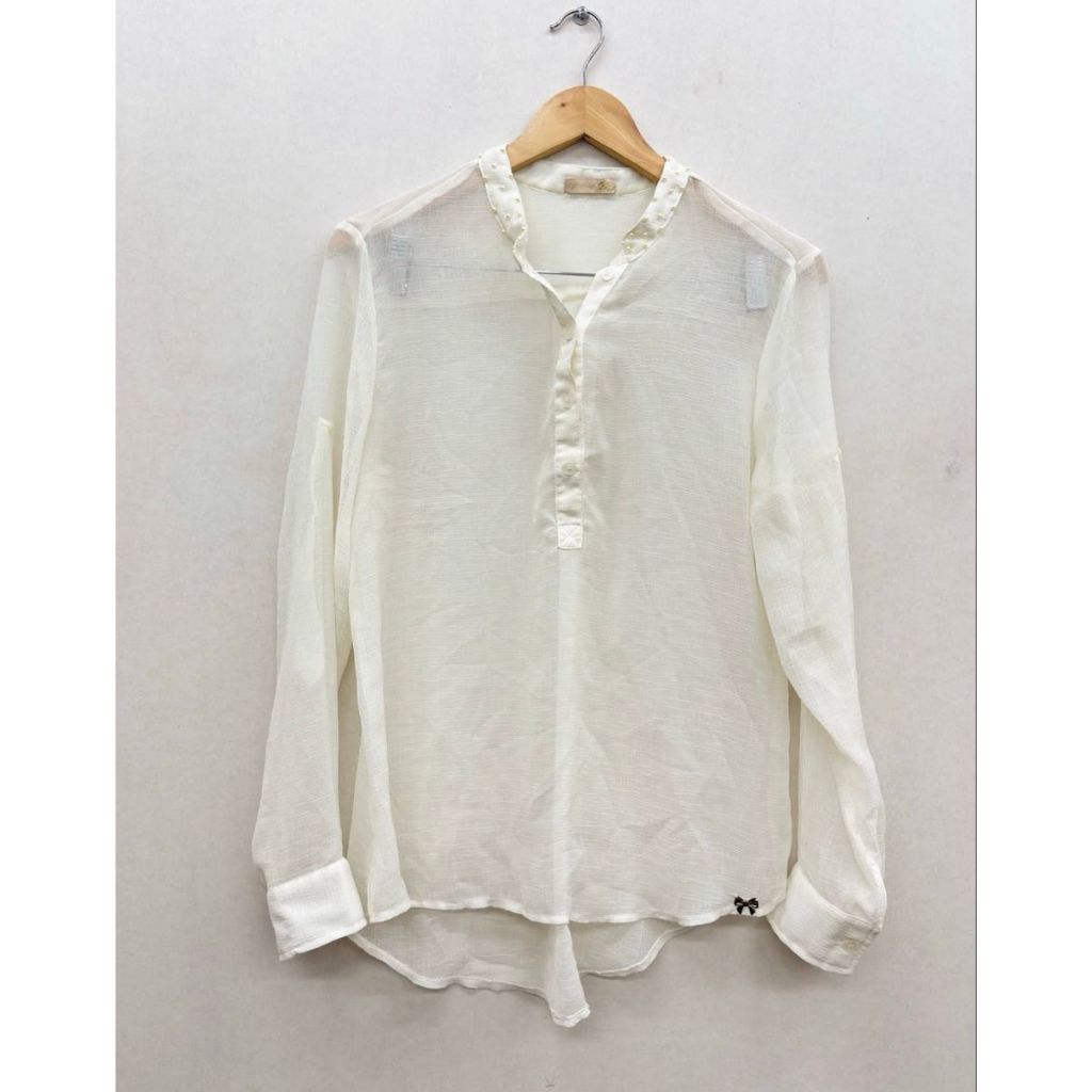 Camisa com Transparência e Detalhes de Pérolas na Gola | Brechó | Bazar | Desapego