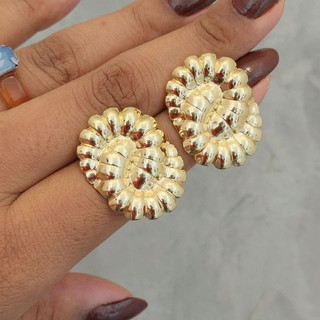 Brinco em Aço Dourado Elegante
