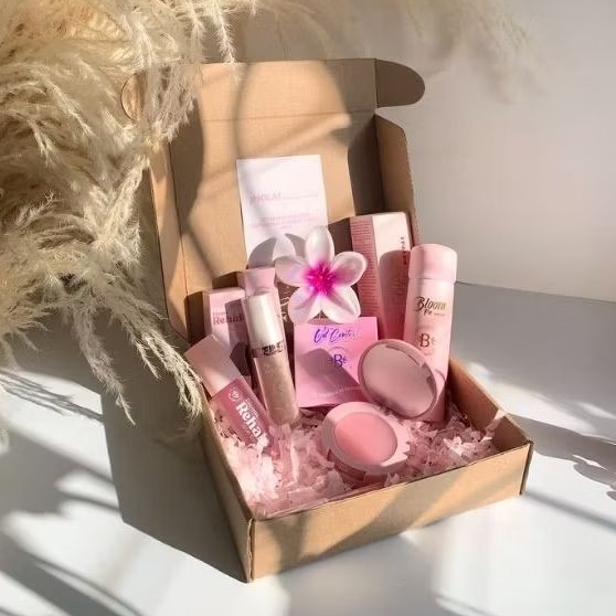 caixa com itens femininos