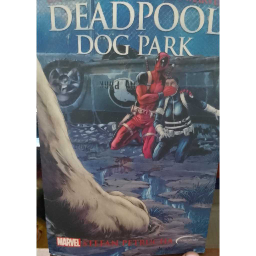 LIVRO- MARVEL- DEADPOOL DOG PARK-2016- STEFAN PETRUCHA-USADO BOM ESTADO RARO