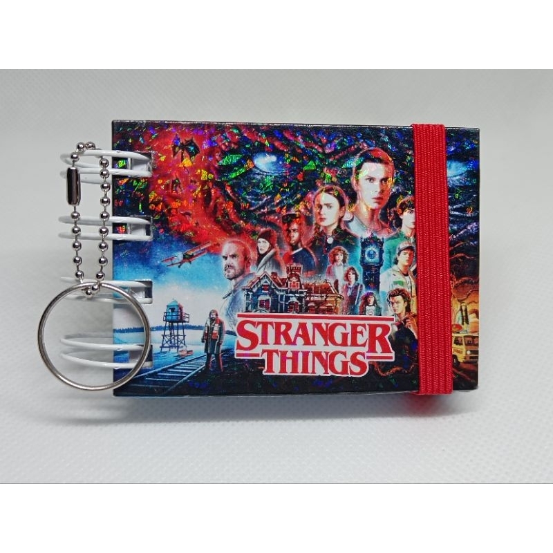 Mini Stranger Things Chaveiro e Caderno de Colorir / 5.5 x 7.5 cm / Capa dura com Plastificação Holográfica