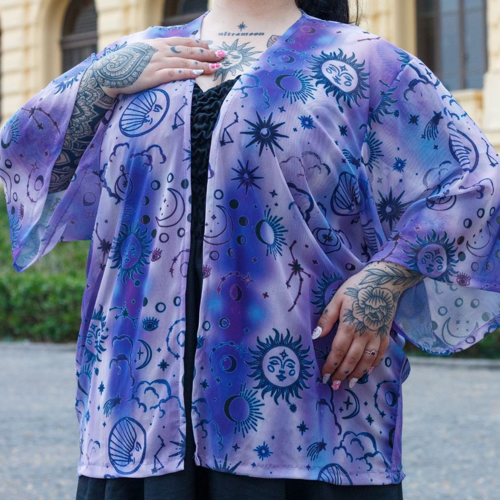 KIMONO FEMININO TULE TAMANHO ÚNICO (PP AO XG) MODELAGEM AMPLA E CONFORTÁVEL ESTAMPA LILAC