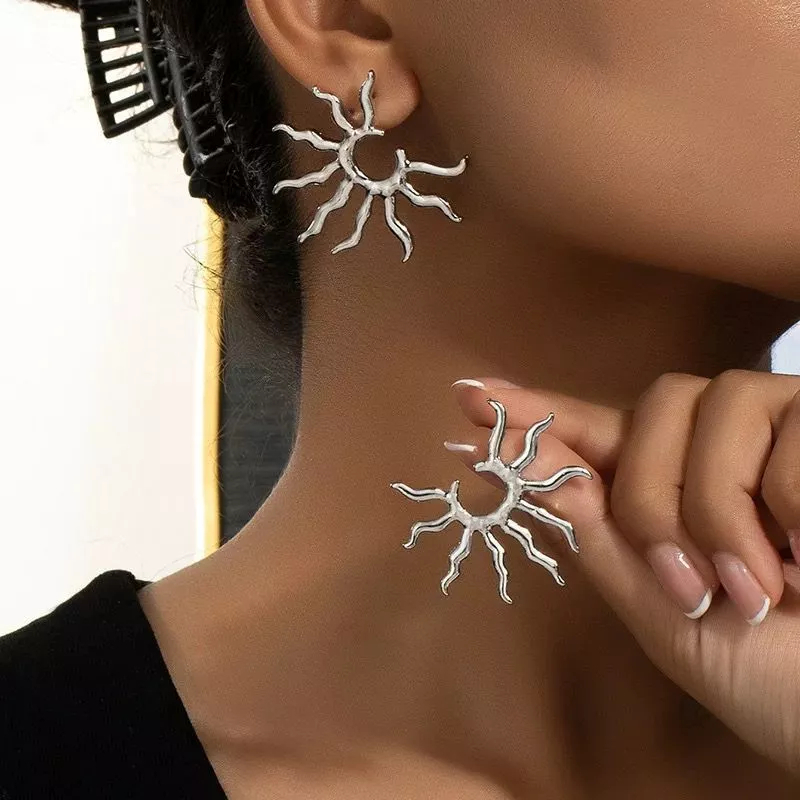 Brincos Femininos Dourados em Formato de Sol – Design Artístico e Elegante com Brilho Luxuoso — imagem 2 de 2