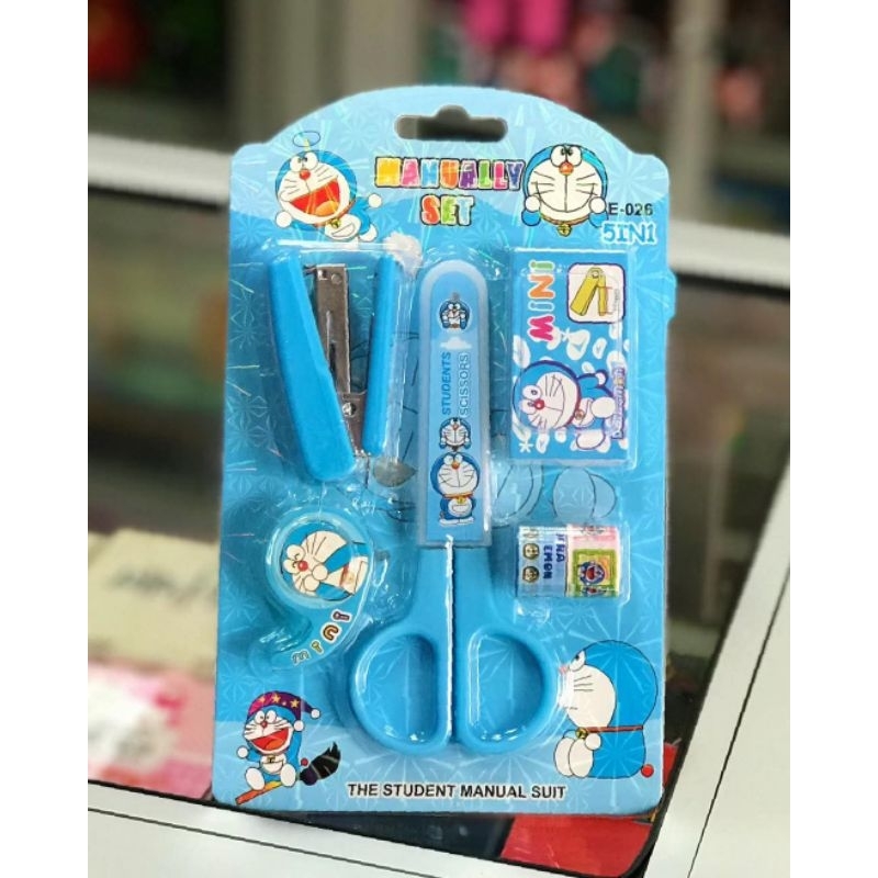 kit de papelaria infantil da personagem Doraemon, contendo itens como grampeador, tesoura e borracha.