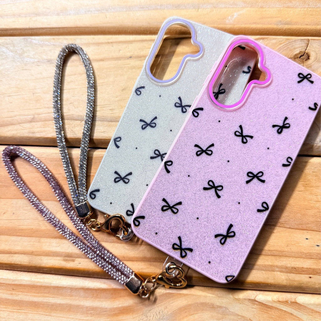Capa Capinha Samsung Galaxy A56 / Samsung Galaxy A36 Silicone Aveludada Lacinho com Brilho e Cordão em Strass